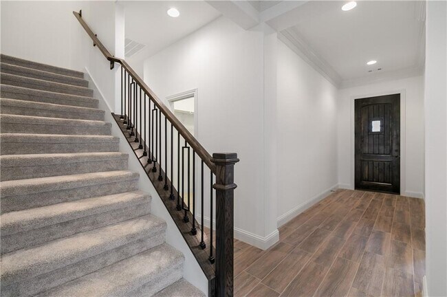 Building Photo - 1600 SW Montrose Ave