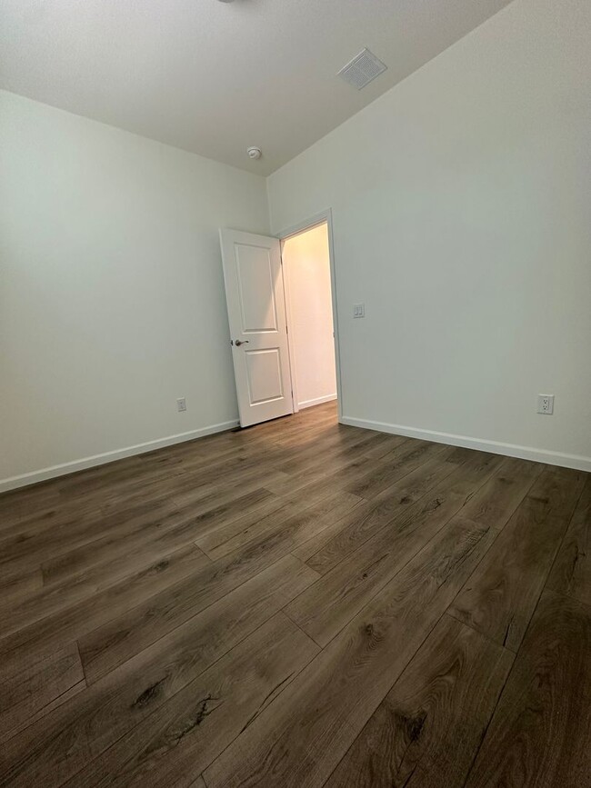 Building Photo - Rare horse property with huge workshop and dog kennels. Ready for move in