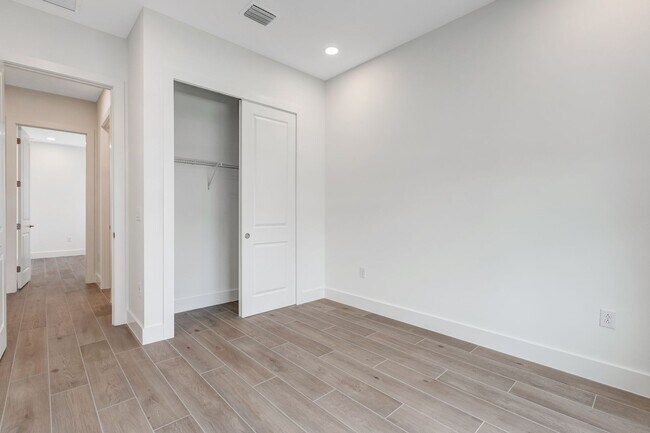 Building Photo - ** SEVEN SHORES ** 3+DEN / 2.5 BATH - BRAND NEW HOME! - LUXURY AMENTITES - PET OK - ANNUAL RENTAL