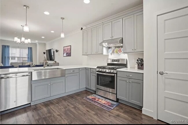 Building Photo - 3 Bedroom Townhouse with 2 Car Garage