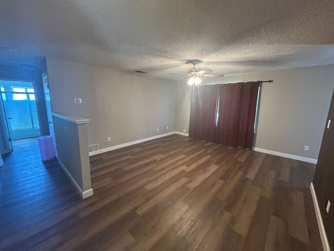 Building Photo - 3 bedroom 2 bath move in ready in Lemoore ...