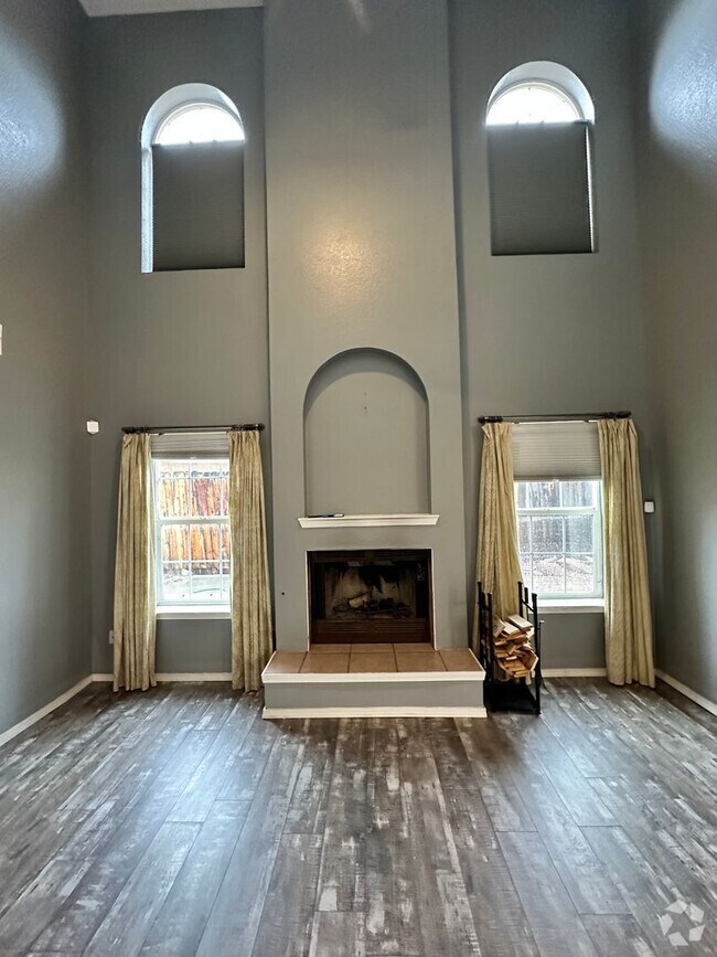 Building Photo - Tons of Character! 3 bed 2.5 bath amazing ...