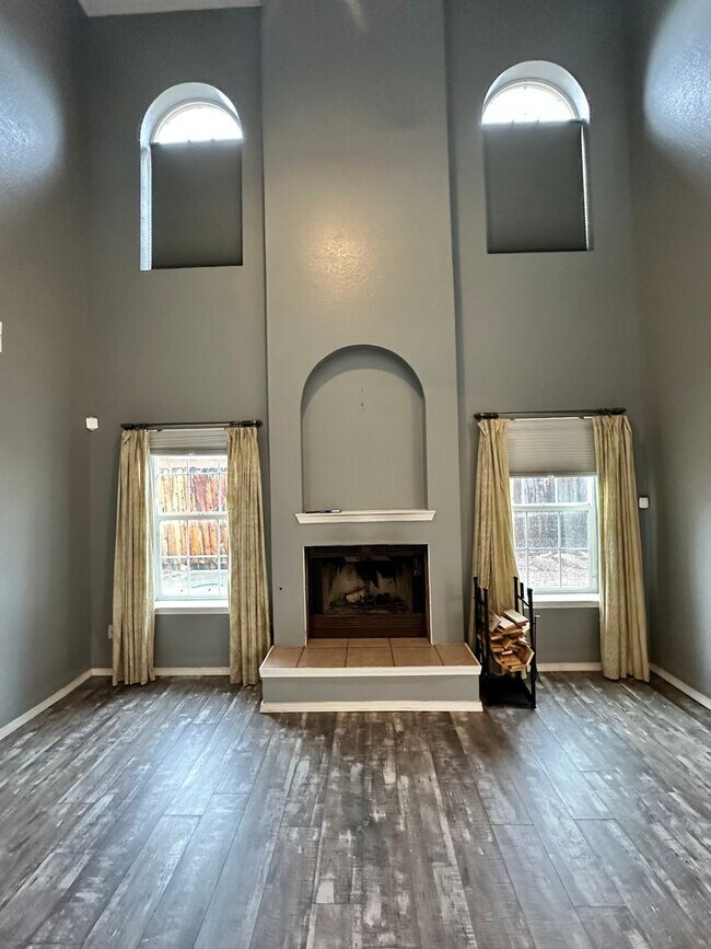 Primary Photo - Tons of Character! 3 bed 2.5 bath amazing ...