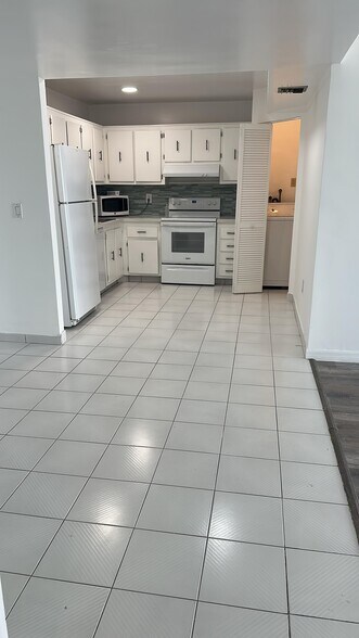 Primary Photo - 9273 Collins Ave