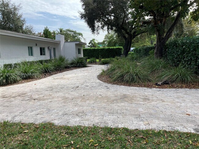 Building Photo - 5495 SW 68th Ave