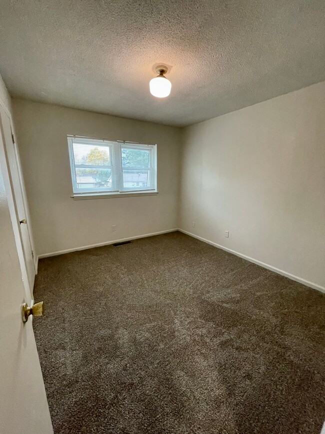 Building Photo - 2 Bed / 1 bath townhouse available now!