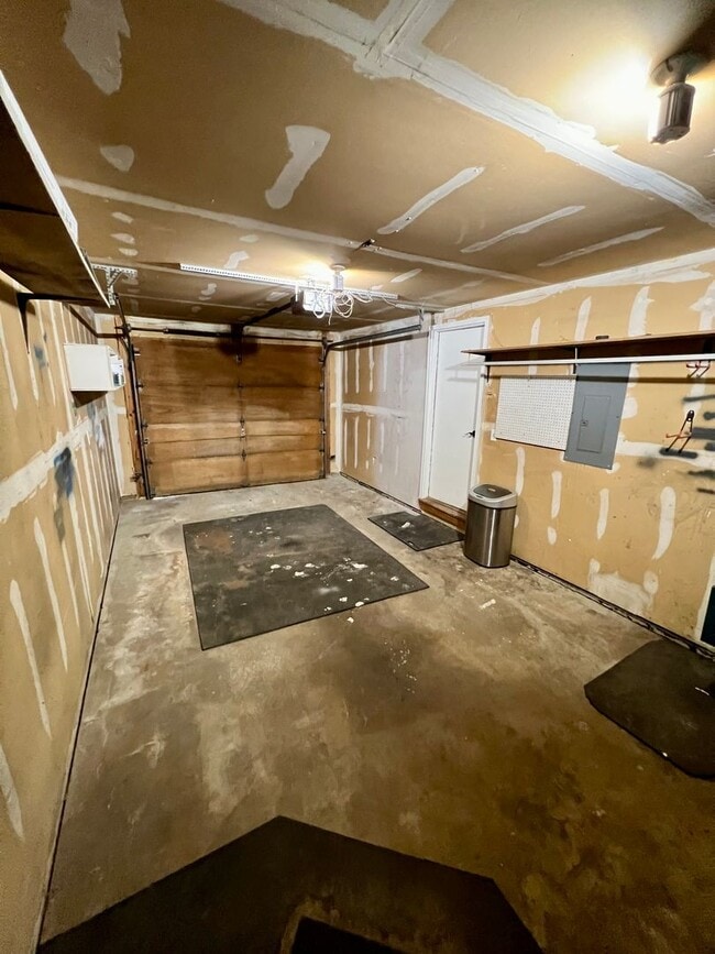 Building Photo - Home for rent in North Pole / 1-Car Garage...