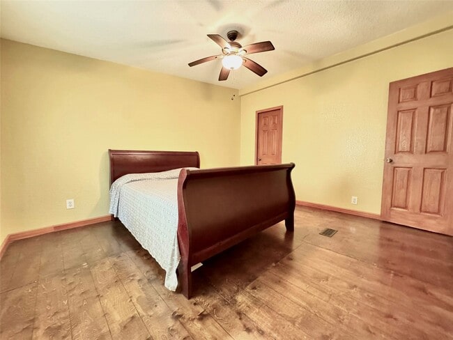 Building Photo - 6215 Hwy 35 Bypass