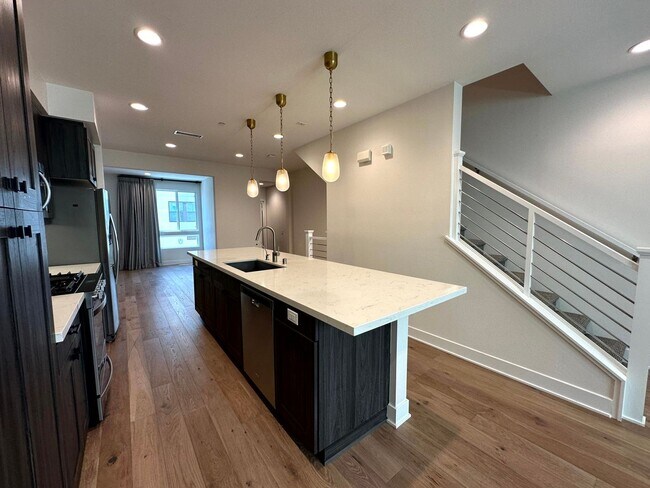 Building Photo - Fantastic 3 Story Townhome - 2 bedrooms - ...