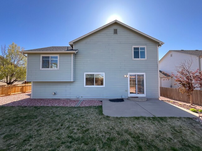 Building Photo - 3 Bedroom Home Available Near N Powers Blv...