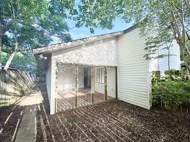 Building Photo - 403 Fox Run Ave
