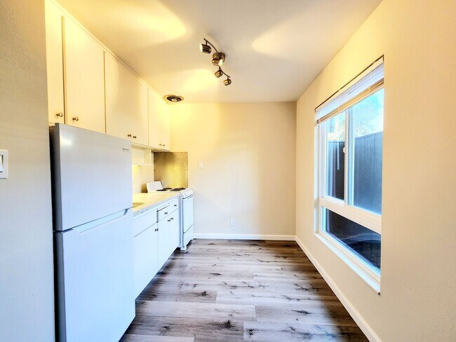 Building Photo - Large studio with private deck