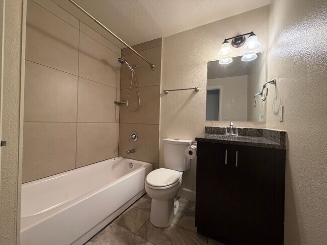 Building Photo - 211