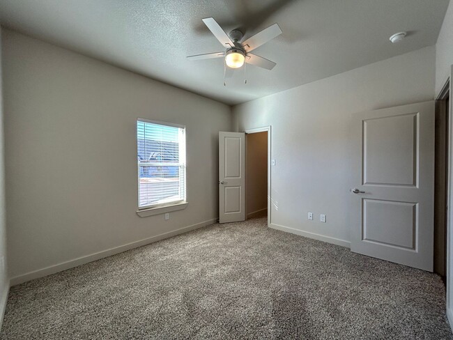 Building Photo - Luxury Townhome in Abbey Glen Community!