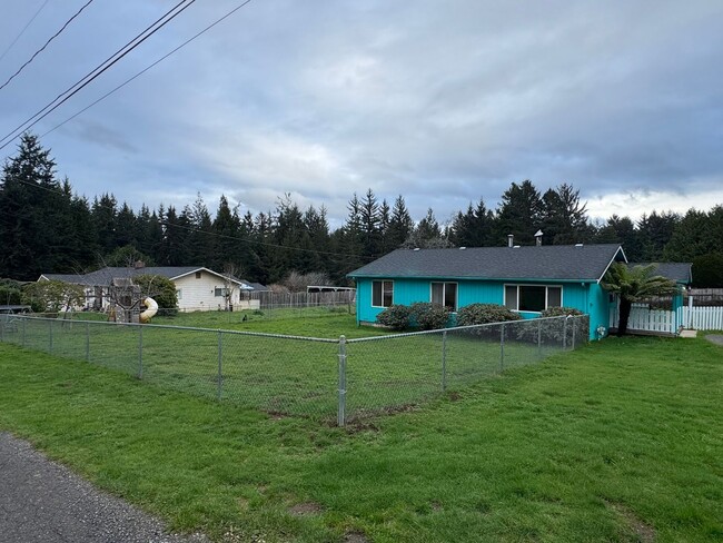 Building Photo - Large, fenced, sunny yard. 3/1.5 in  Azalea Hill location in McKinleyville