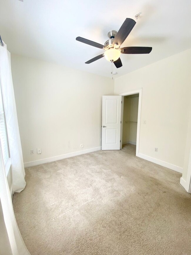 Building Photo - Townhome in First Ward!