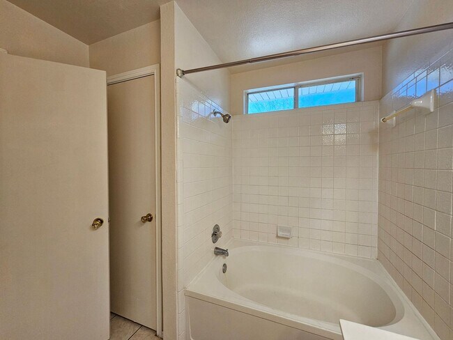 Building Photo - 602 Del Mar Dr