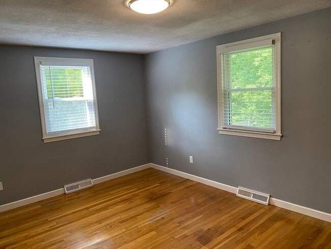 Building Photo - 138 Forest St