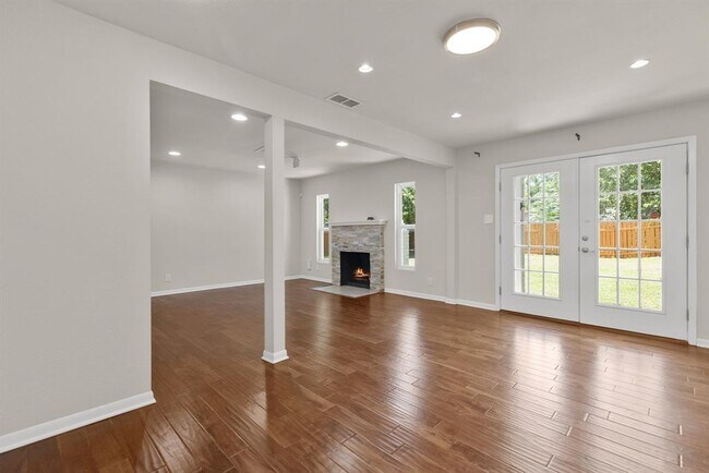 Building Photo - 501 Arbor Ln