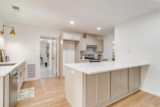 Building Photo - 1701 Larkspur Dr