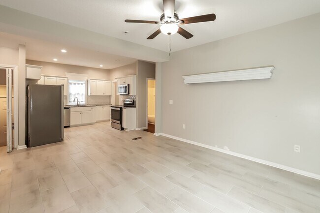 Building Photo - Don't miss out on this beautiful home!