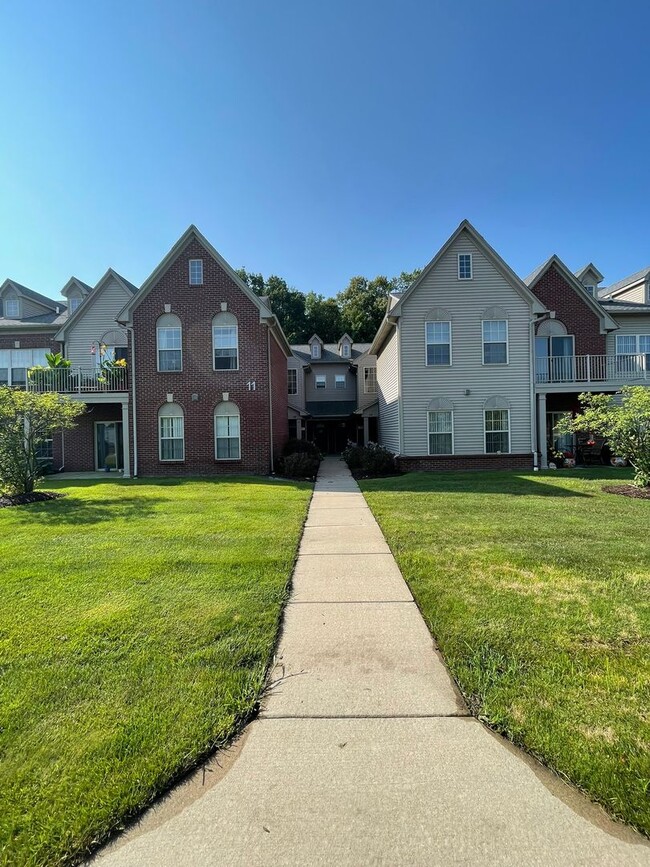 Building Photo - Bright Upper Condo with Garage | Near Shopping & Trails