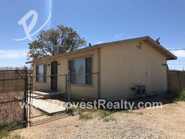Building Photo - Cute 2 Bedroom 1.5 Bath Home in Victorvill...
