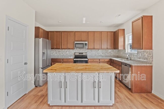 Building Photo - 305 Tarn Ct