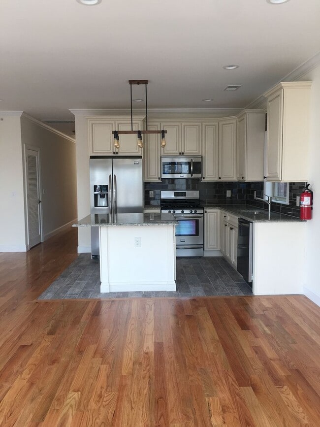 Building Photo - 194 Parkhurst St