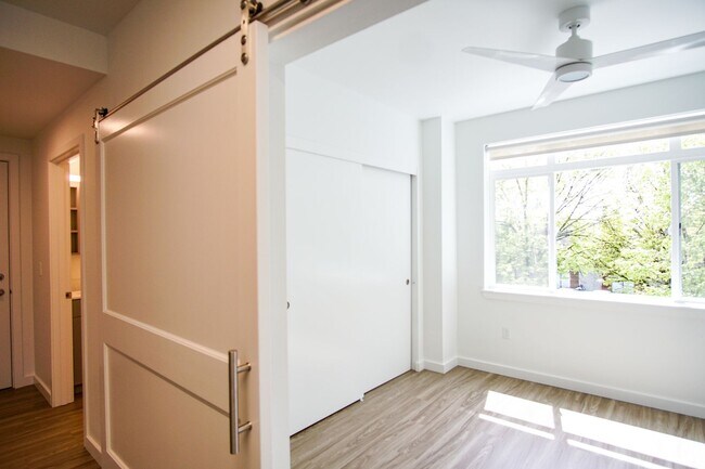 Building Photo - Modern 1-Bed w/Condo-Grade Finishes, Washe...