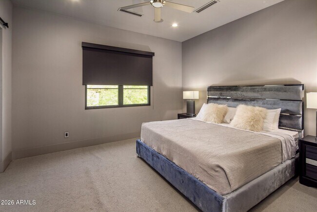 Building Photo - 10110 E Siesta Ln