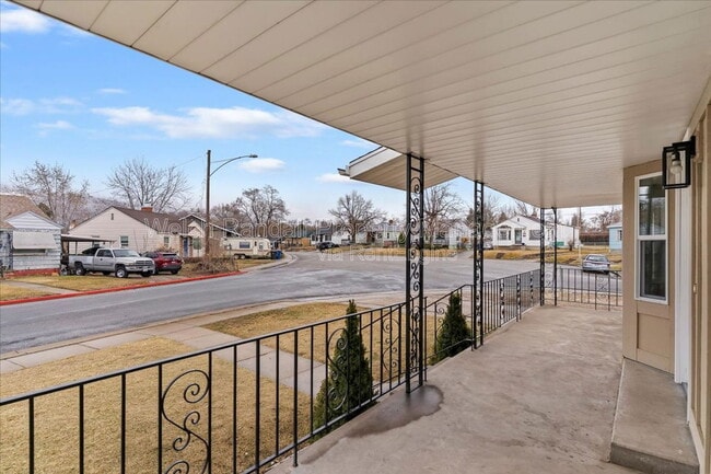 Building Photo - 153 Country Club Dr