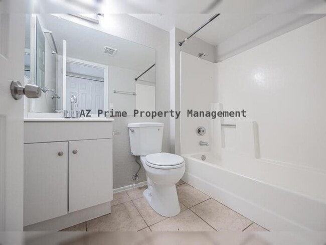 Building Photo - 1055 W 5th St