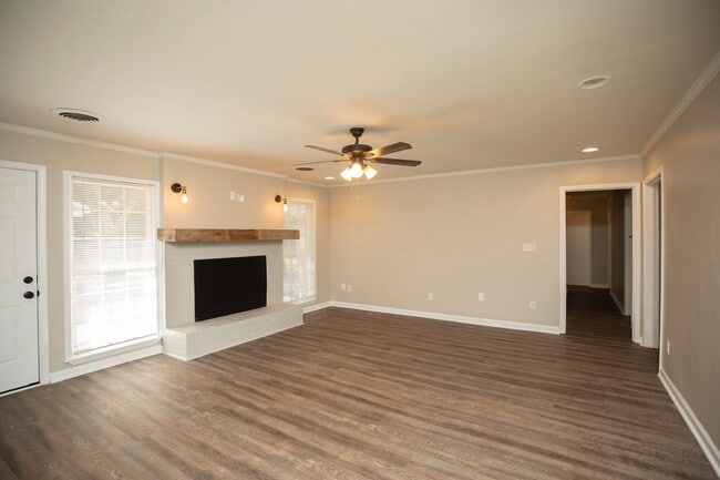 Building Photo - ** 4 bed 2 bath located by Montgomery Academy ** Call 334-366-9198 for a self showing