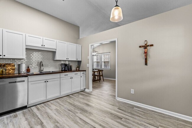 Building Photo - 612 Crissy Dr