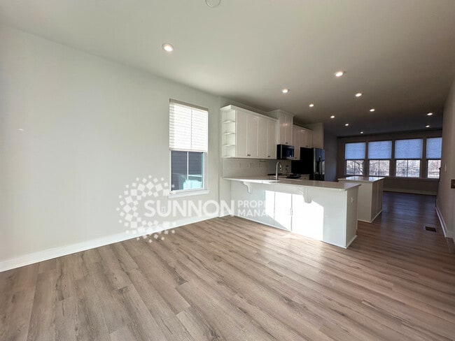 Building Photo - 3 Bedroom Townhome Located in Wendover Green