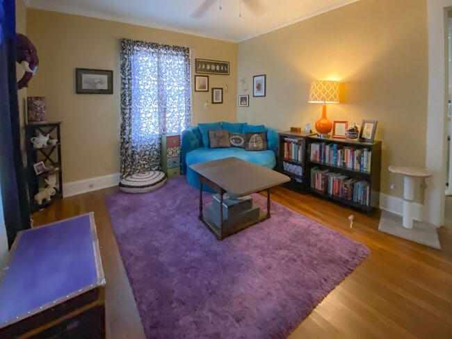 Building Photo - Adorable two-bedroom house on Stinson. Wal...