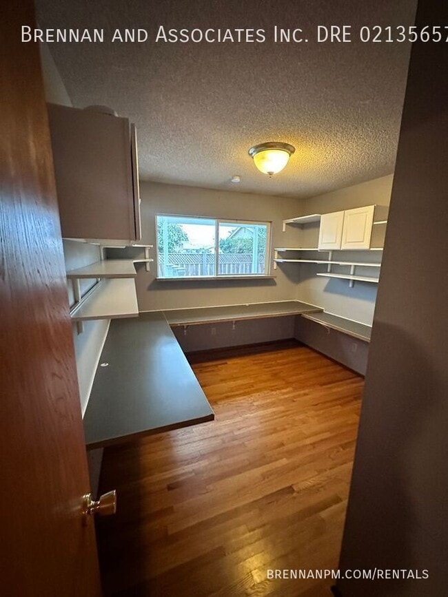 Building Photo - 975 Hemlock Ave