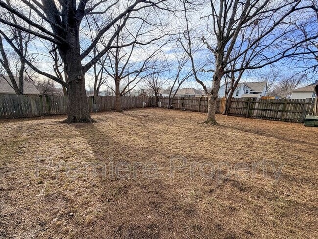 Building Photo - 604 NE Mimosa Dr