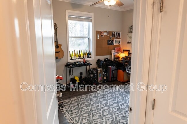 Building Photo - 933 E Churchwell Ave