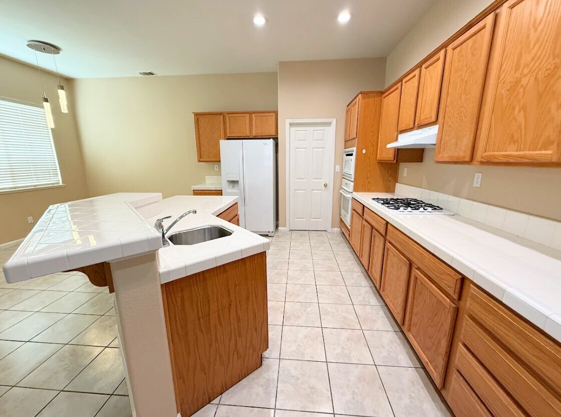 Building Photo - 405 Hearst Dr