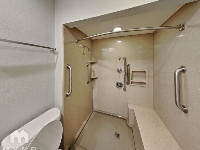 Building Photo - 3816 Walnut Dr
