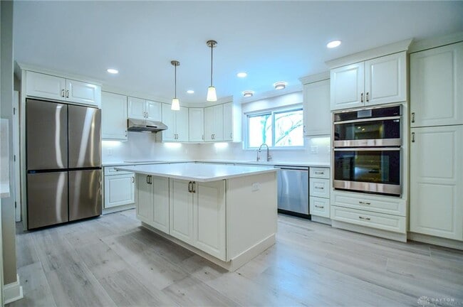 Building Photo - 121 E Schantz Ave