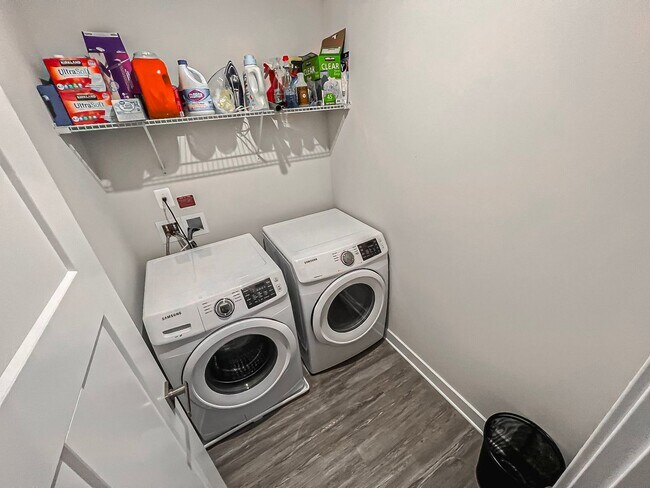 Building Photo - Luxurious 4 Bedroom 3.5 Bathroom End Unit ...