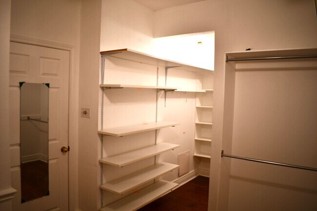 Building Photo - Absolutely Stunning!