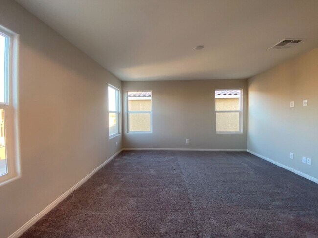 Building Photo - 4 BED 2.5 BATH 2 CAR GARAGE,  LARGE CORNER...