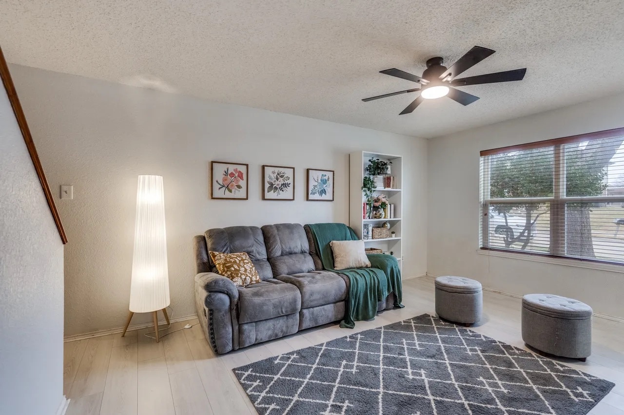 Building Photo - Room in House on Bandera St