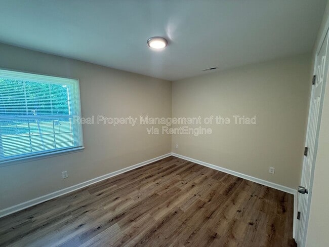 Building Photo - 5208 Larkspur Dr