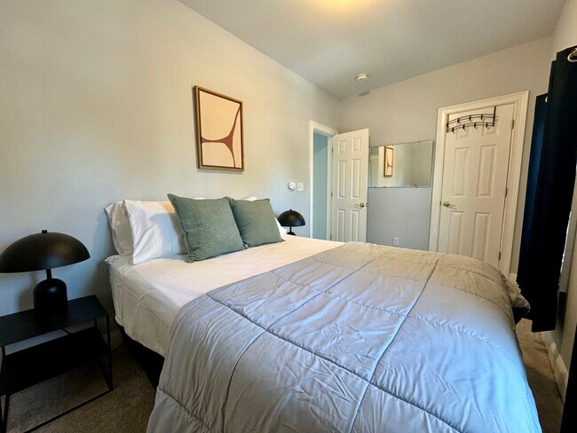 Building Photo - 247 Maple Ave