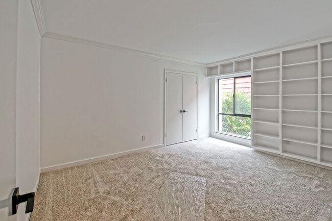 Building Photo - Newly Remodeled, Bright & Airy End Unit Condo in the beautiful "Villa Florenza" Complex in the he...